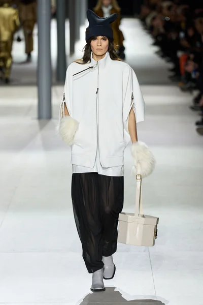 Look 48